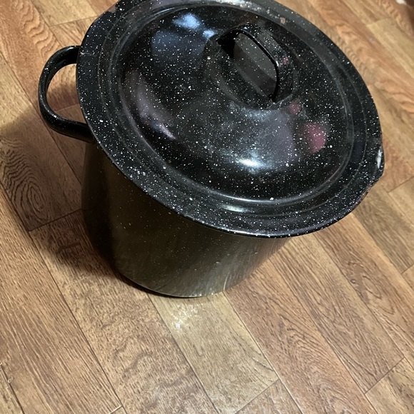 Black Dutch Oven with Sturdy Handles - Picture 1 of 8